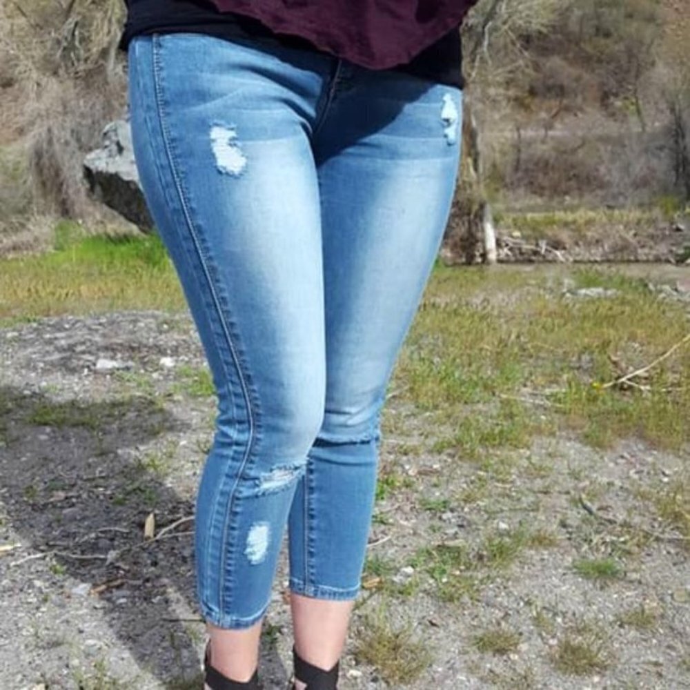 YMI Jeans Light Wash Ripped Knee Capris Denim Sz 1